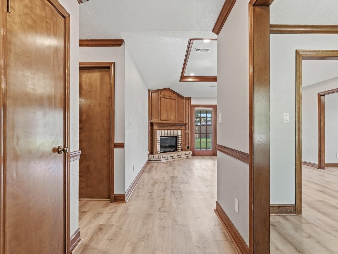 6970 Ellen Ln - Photo 6 of 34