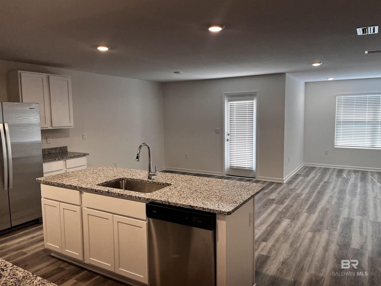 7047 Camp St - Photo 6 of 37