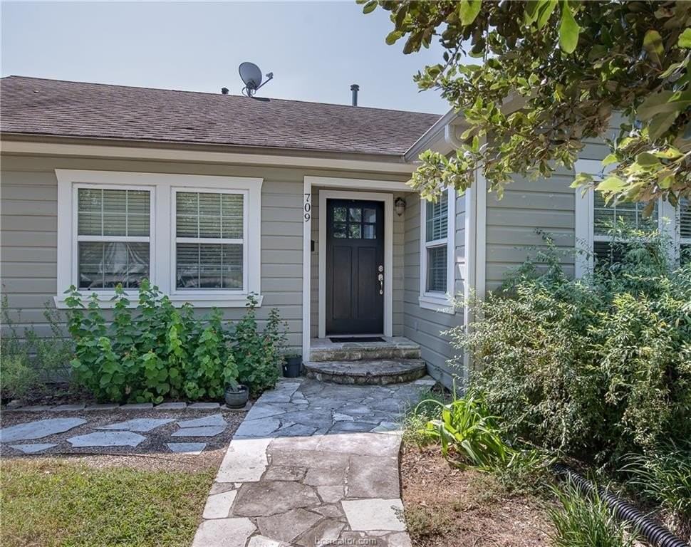 709 Inwood Dr - Photo 2 of 23