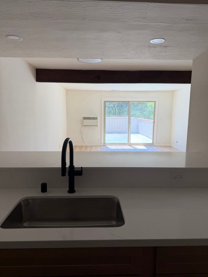 2038 Ascot Dr #D - Photo 4 of 33