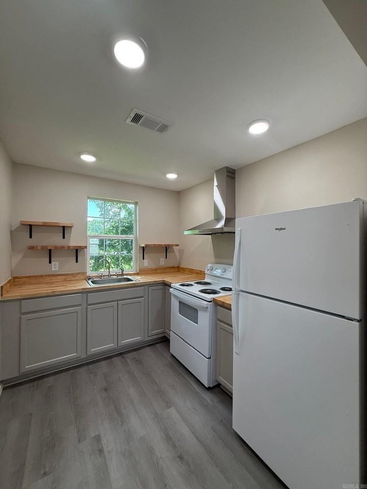 1226 School St - Photo 4 of 13