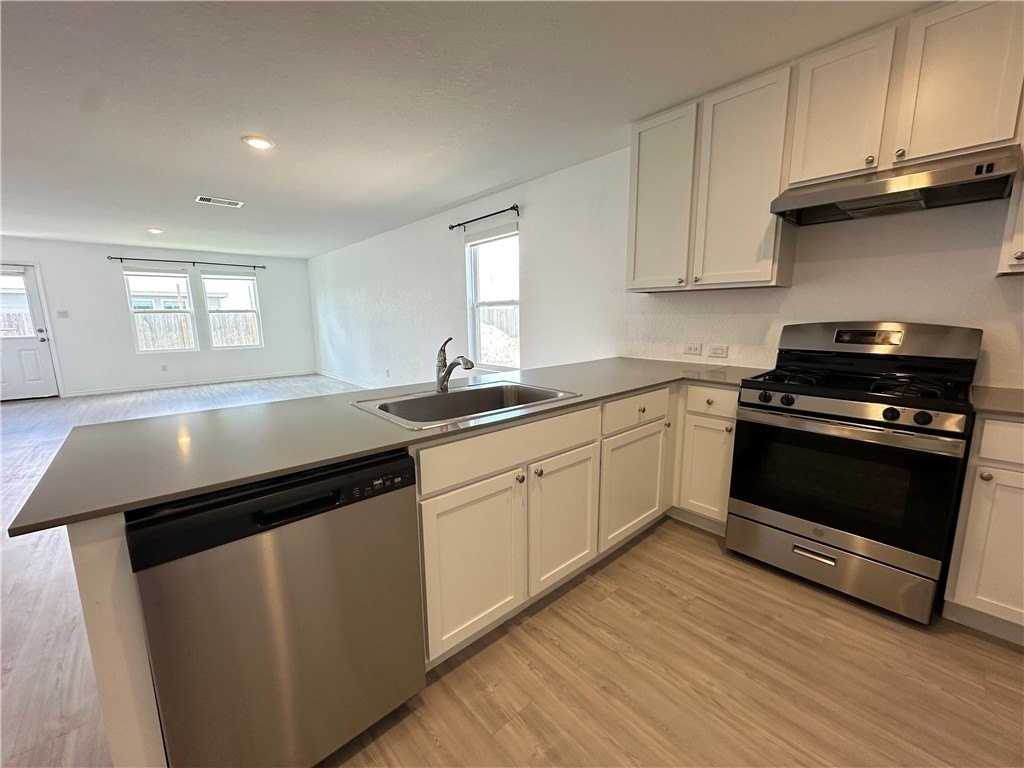 1203 Athena Dr - Photo 4 of 40