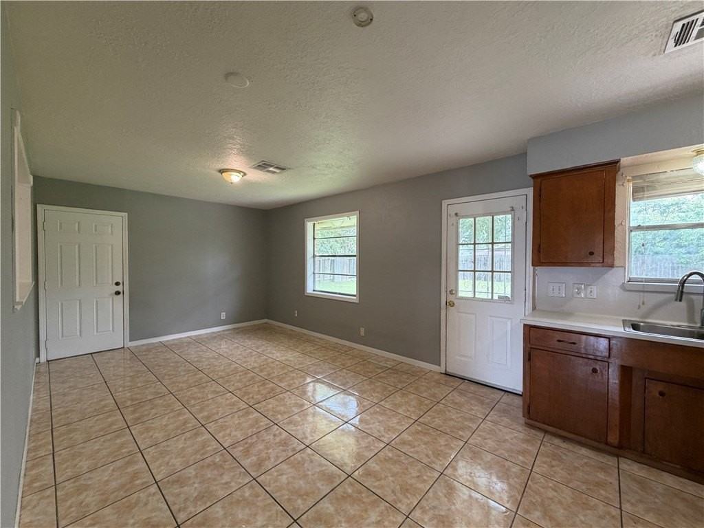 4406 Donegal Dr - Photo 6 of 24