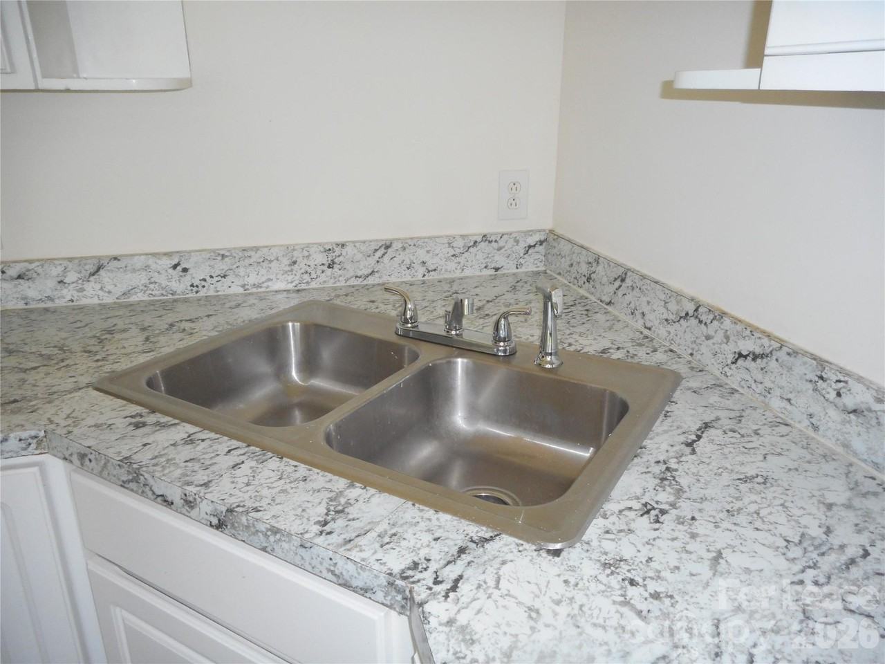 5901 Meadow Hill Dr - Photo 4 of 18