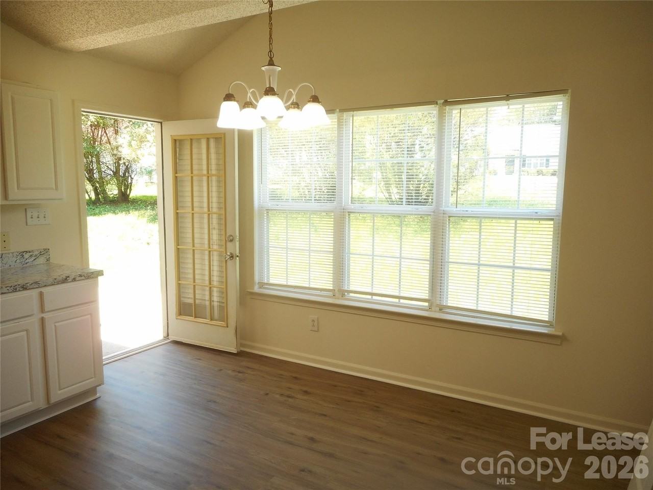 5901 Meadow Hill Dr - Photo 7 of 18