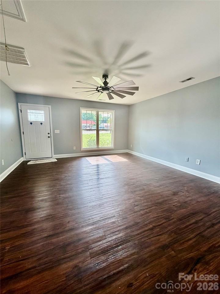 700 Wright Ave - Photo 3 of 14