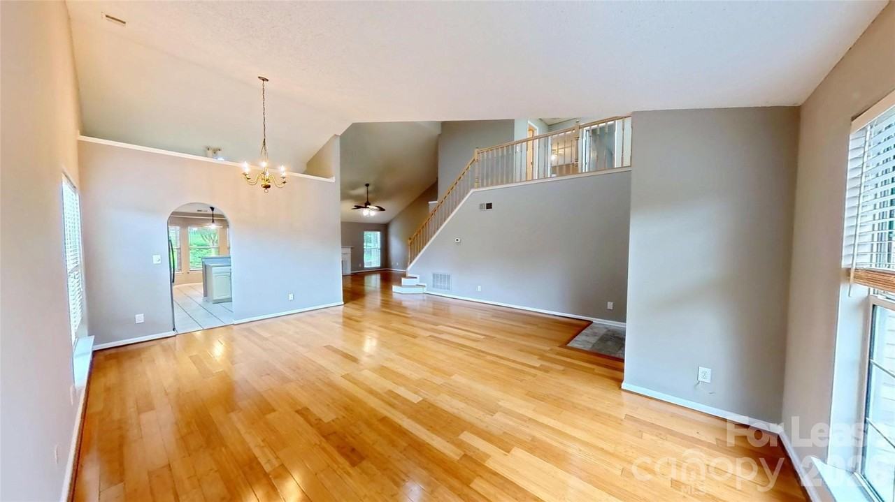3010 Williams Station Rd - Photo 3 of 13