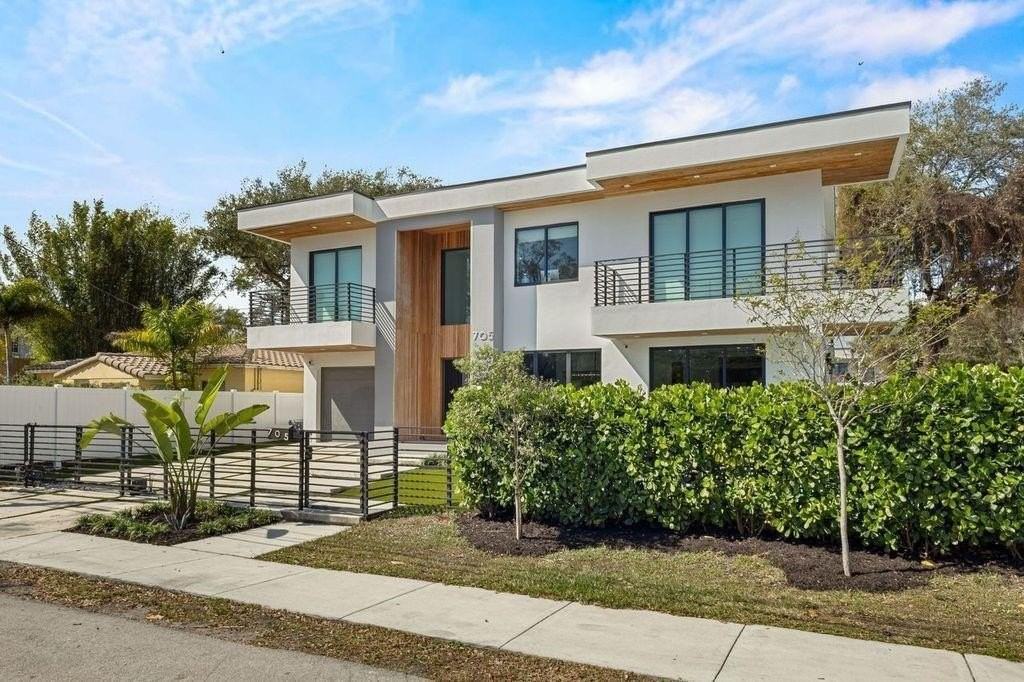 705 Sw 8th Ter - Photo 4 of 50
