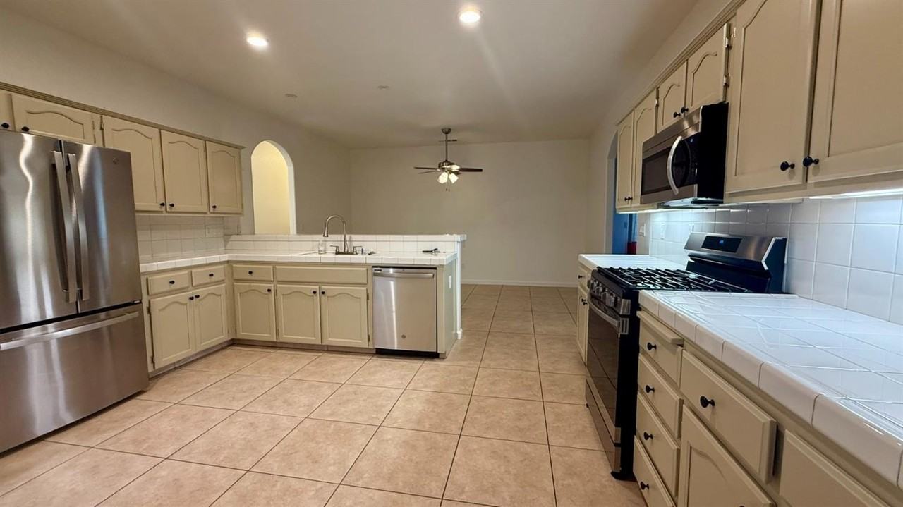 1548 W Hampton Cir - Photo 7 of 23