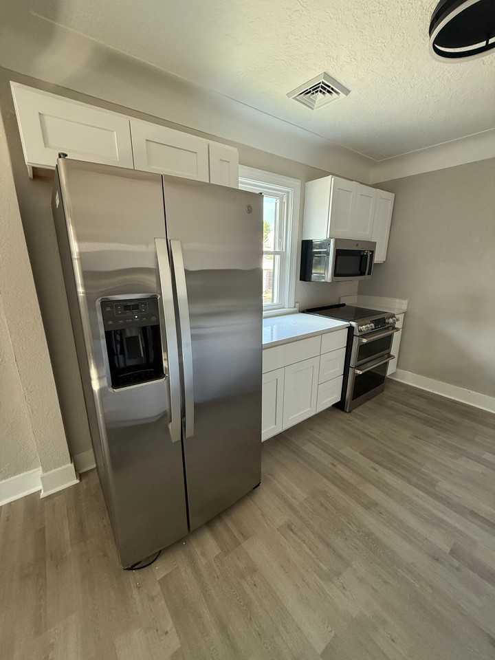 2211 Peach St - Photo 2 of 11