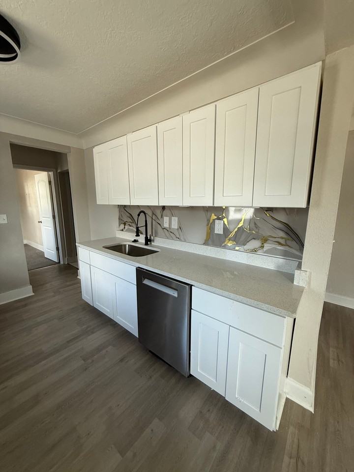 2211 Peach St - Photo 3 of 11