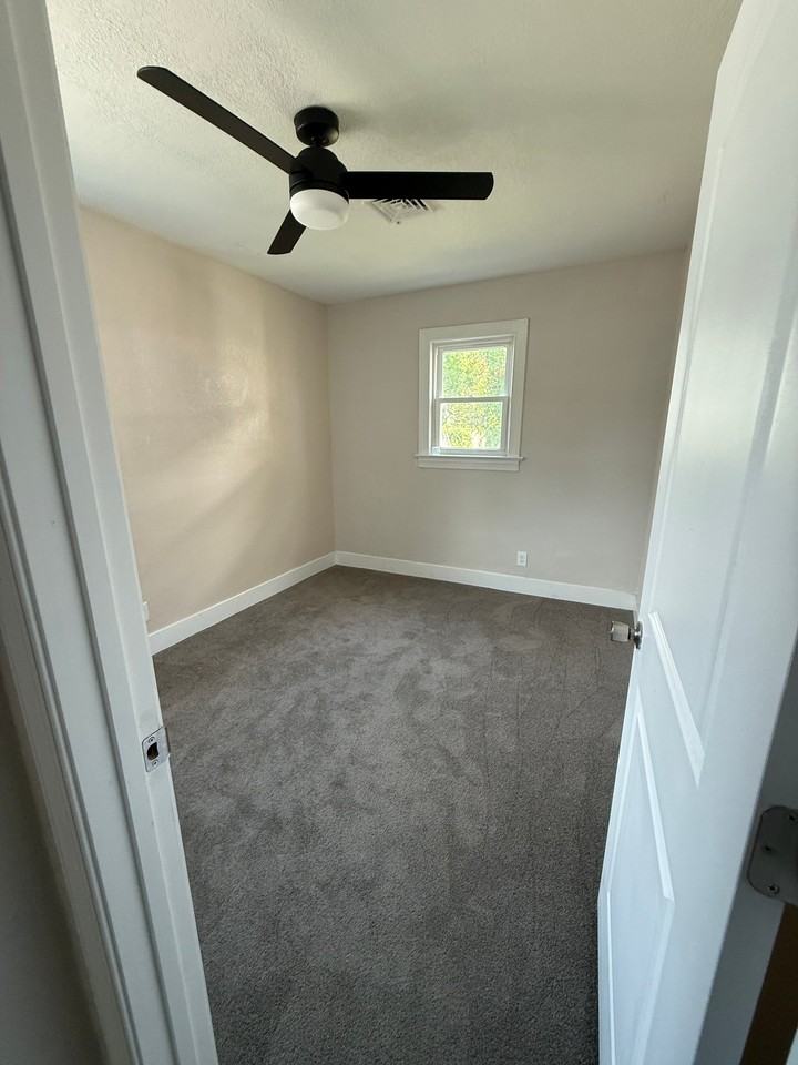 2211 Peach St - Photo 4 of 11