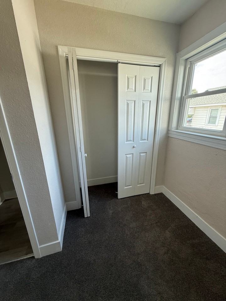 2211 Peach St - Photo 5 of 11