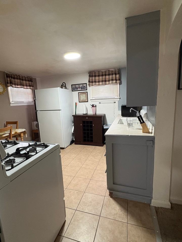 1520 E 17th St #B - Photo 5 of 8