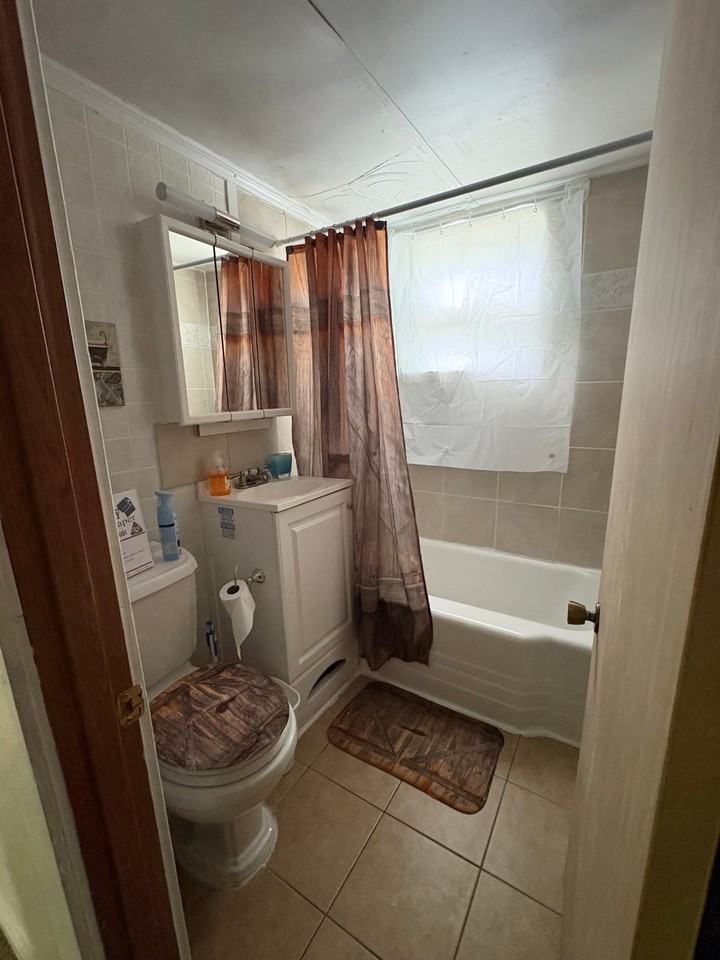 1520 E 17th St #B - Photo 6 of 8