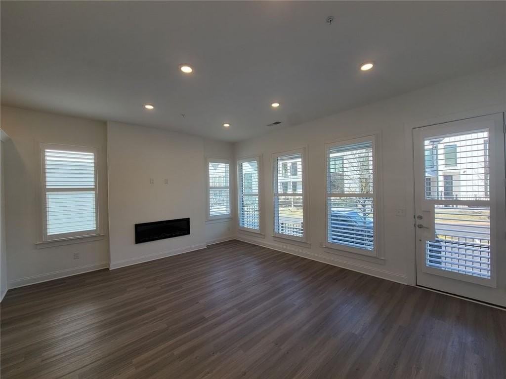 111 Pearl St - Photo 7 of 50