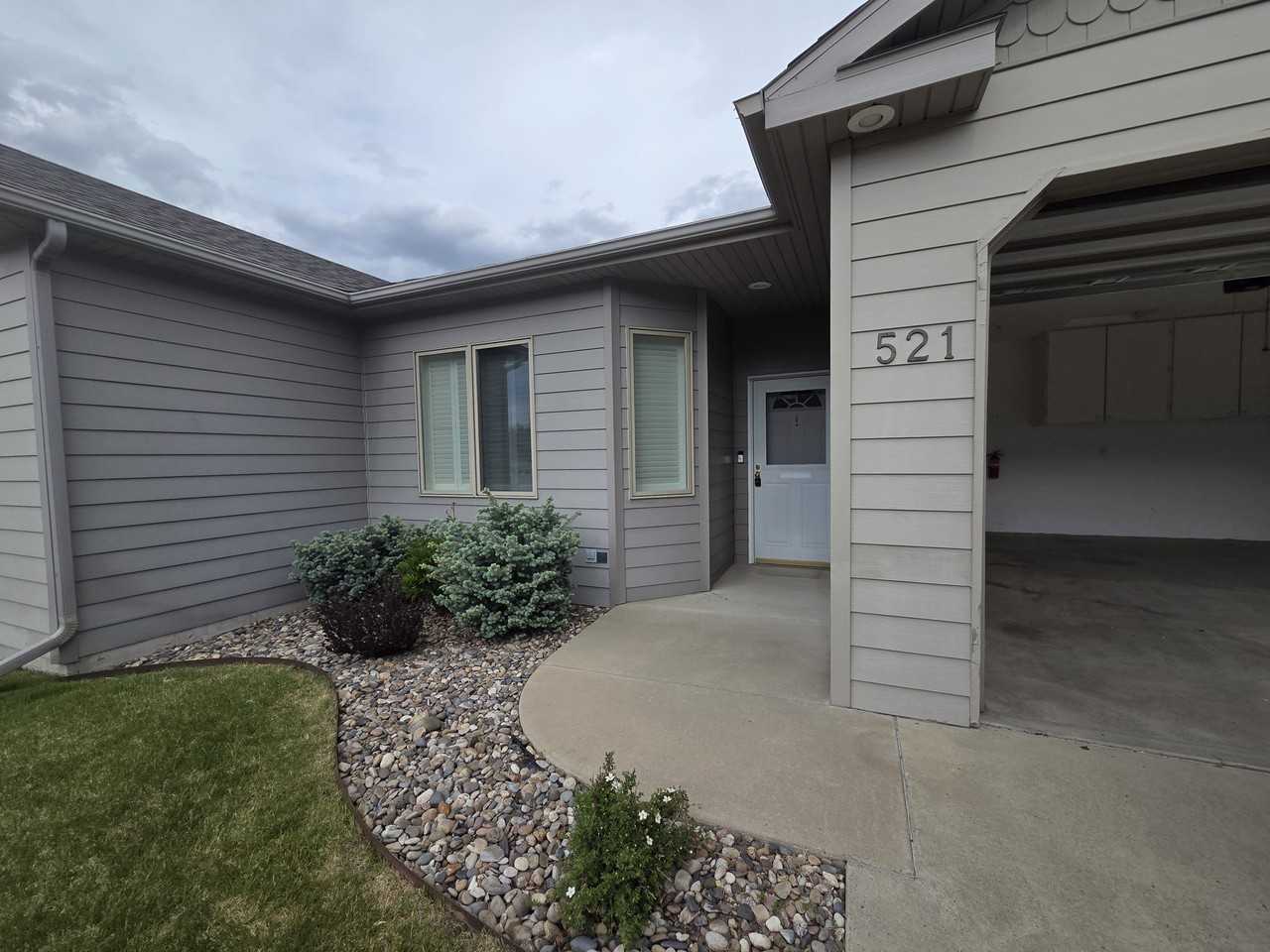521 Burnham Pl - Photo 2 of 21