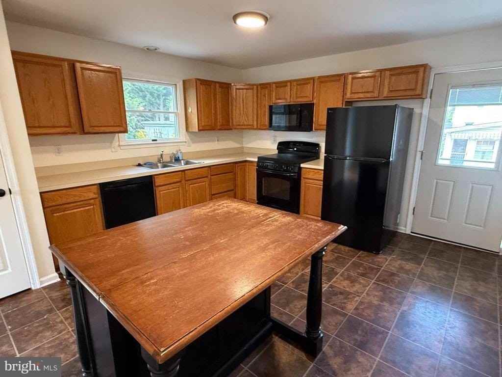 154 3rd Ave - Photo 4 of 20