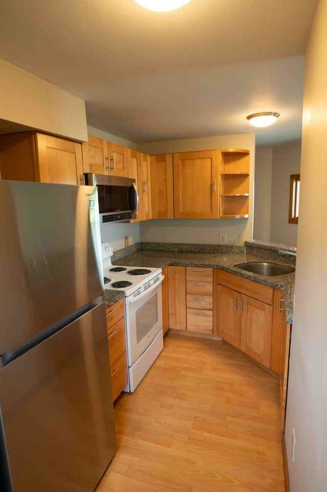 916 Hilldale Ave - Photo 3 of 13