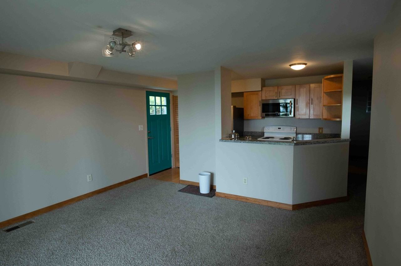 916 Hilldale Ave - Photo 4 of 13