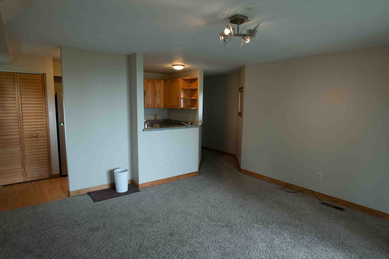 916 Hilldale Ave - Photo 5 of 13
