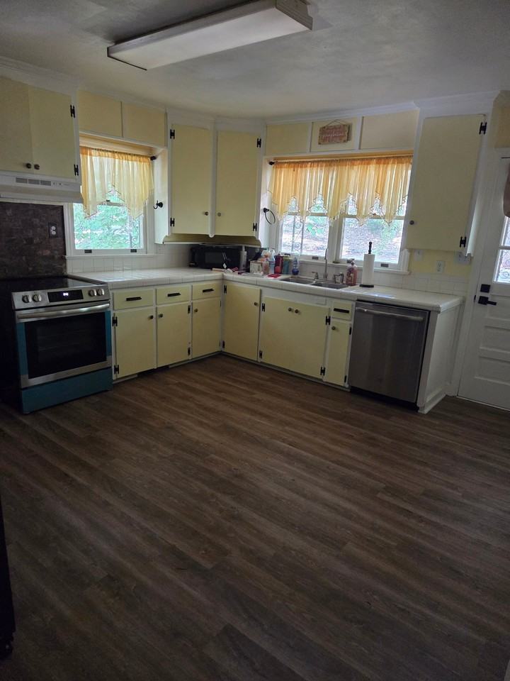 402 Pinecrest St - Photo 3 of 17