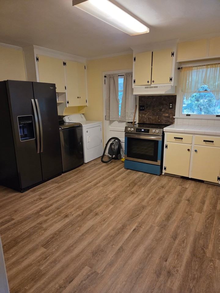 402 Pinecrest St - Photo 4 of 17
