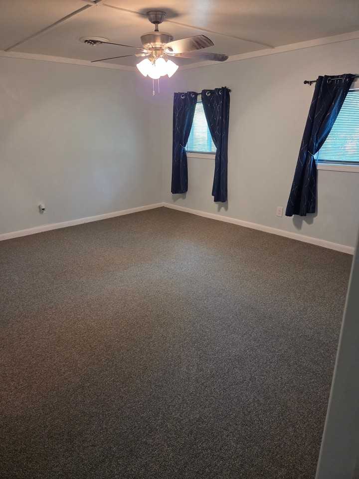 402 Pinecrest St - Photo 7 of 17