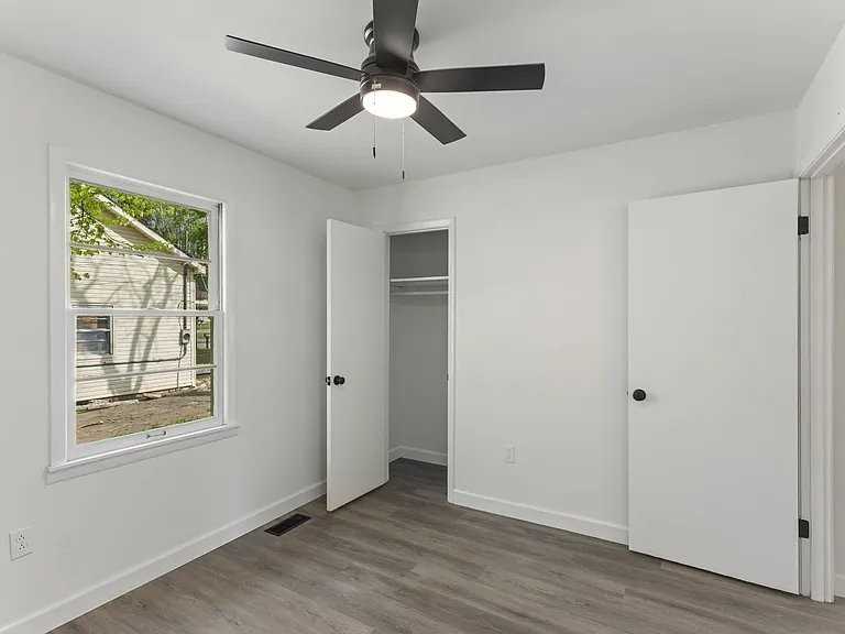 609 E 11th St - Photo 4 of 12