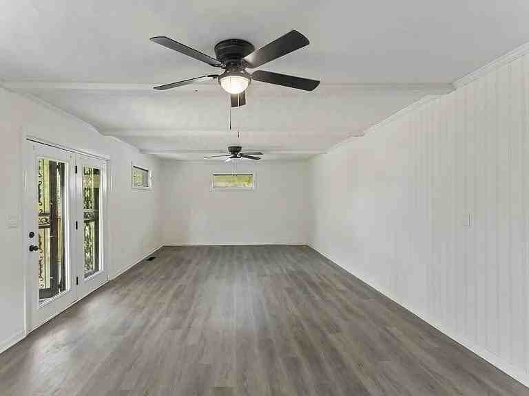 609 E 11th St - Photo 7 of 12