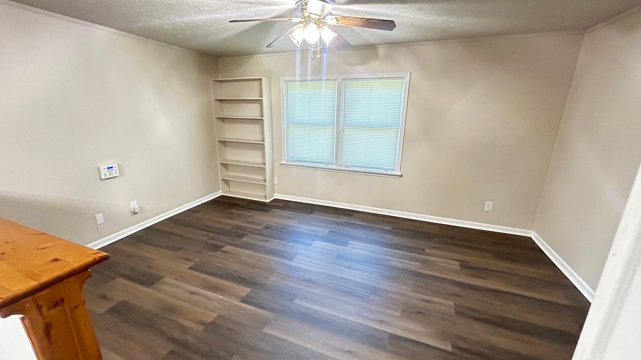 8409 Saberdee Dr - Photo 3 of 11