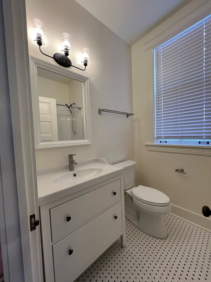 514 E 8th St #A - Photo 3 of 16