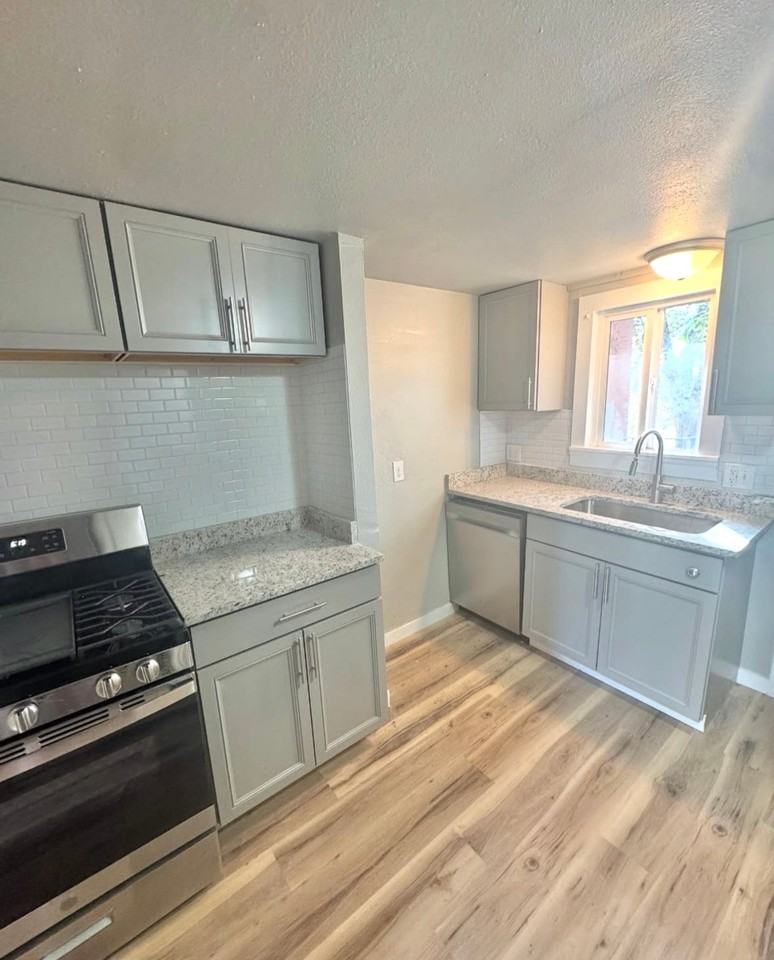 904 W 13th St - Photo 2 of 7