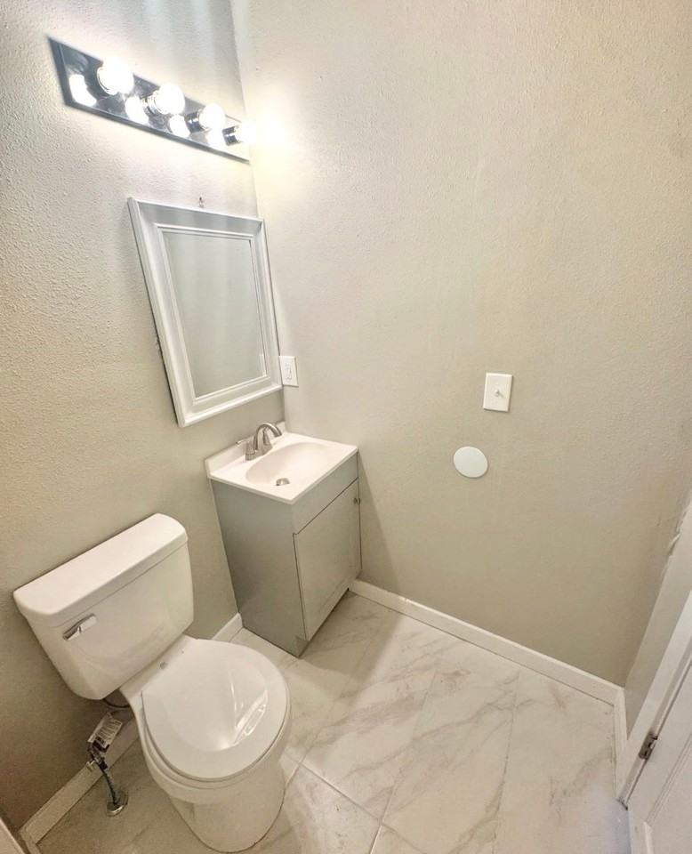 904 W 13th St - Photo 4 of 7