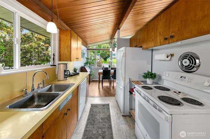 13739 36th Ave Ne ##Wa - Photo 3 of 15