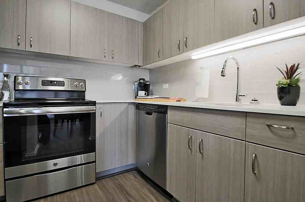 1120 N Dearborn St - Photo 4 of 16