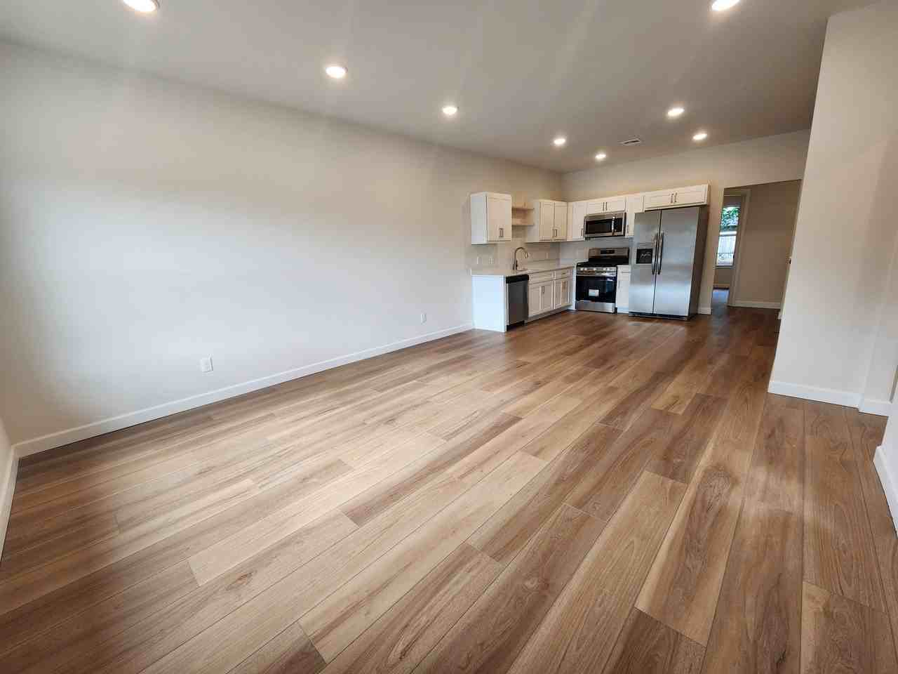 104 S Walnut St - Photo 4 of 8