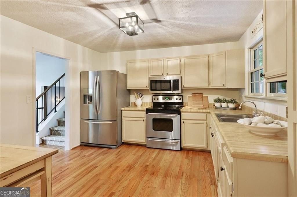 130 Cains Cove Dr - Photo 4 of 31