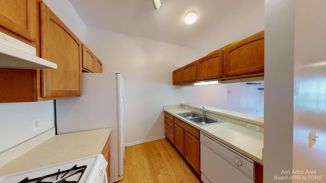 2795 S Knightsbridge Cir - Photo 2 of 17