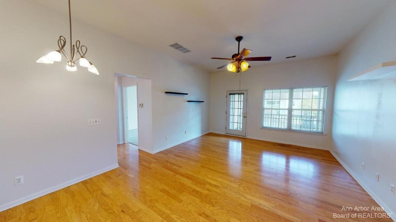 2795 S Knightsbridge Cir - Photo 6 of 17