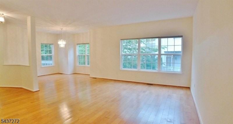 1310 Grandview Ct - Photo 4 of 15