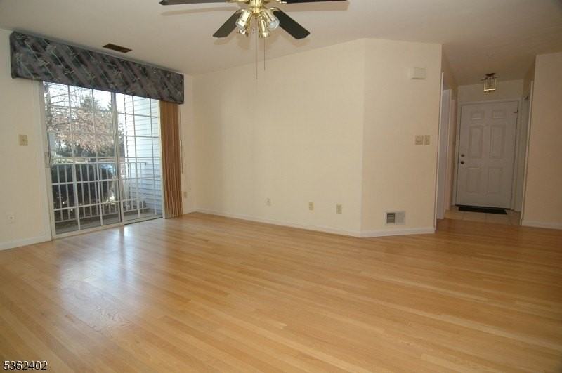 214 Stratford Pl - Photo 3 of 12