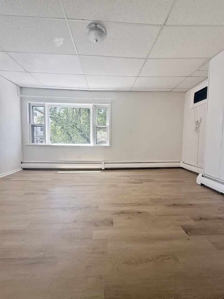 92 Laidlaw Ave #2 - Photo 4 of 15
