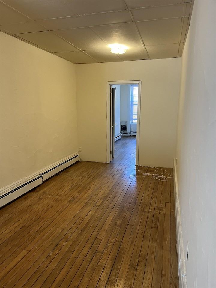 925 Park Ave #2R - Photo 3 of 8