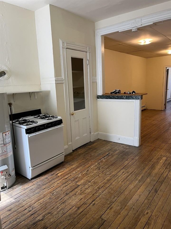 925 Park Ave #2R - Photo 4 of 8