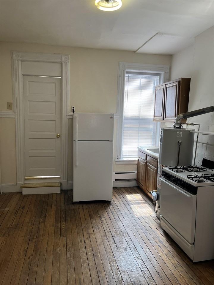 925 Park Ave #2R - Photo 5 of 8