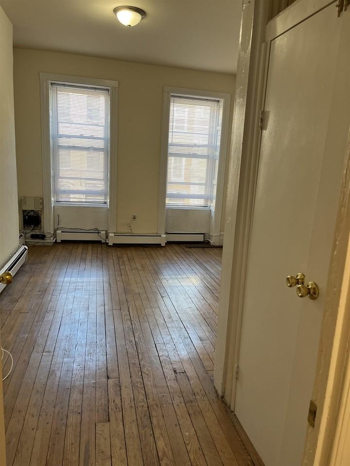 925 Park Ave #2R - Photo 6 of 8