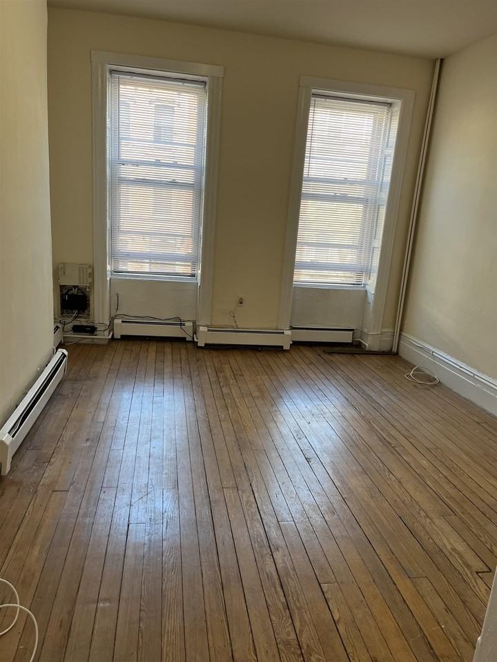 925 Park Ave #2R - Photo 7 of 8