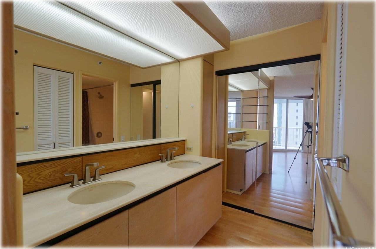 1212 Nuuanu Ave #1705 - Photo 6 of 12