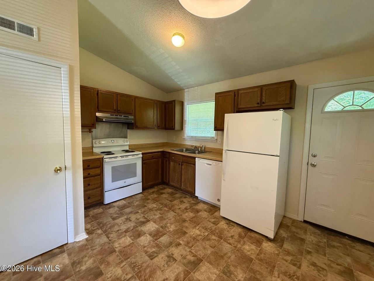 136 Village Ct - Photo 5 of 6
